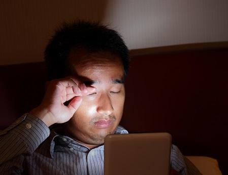 聽說戴眼鏡會(huì)讓近視加深、眼球變形？別再讓它背鍋了！
