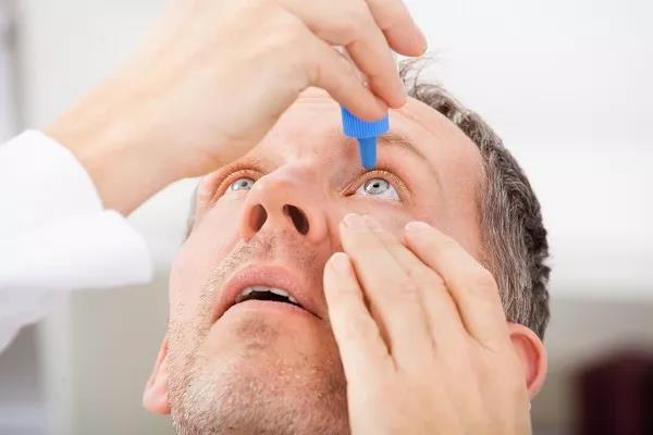 干眼癥用什么眼藥水？專家：長期使用會(huì)造成眼睛的藥物性損傷