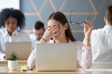 戴隱形眼鏡眼鏡干澀怎么辦？北京眼科醫院